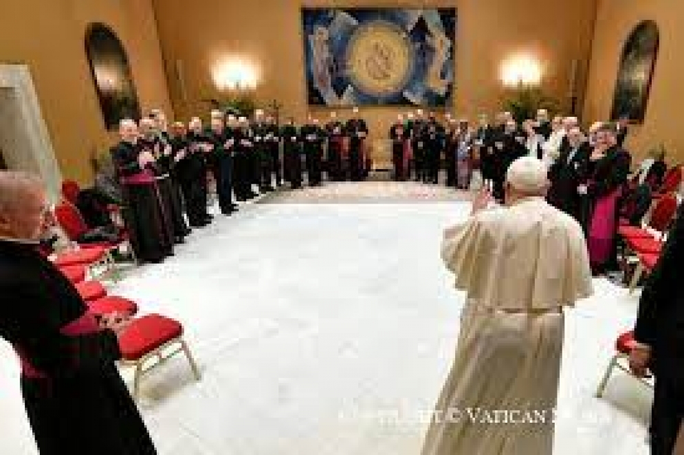 El Papa llamó a &quot;desmasculinizar&quot; la Iglesia y pidió más presencia femenina