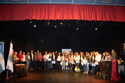 54 egresadas del curso de 