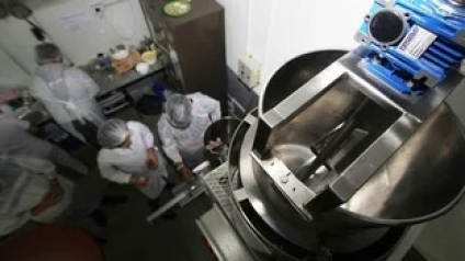Estudiantes de la Escuela Técnica "Bernardino Rivadavia" realizan su primera producción industrial de mermelada