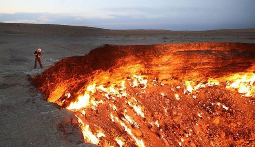 Ayudado de un sistema especial de poleas, un traje resistente al calor y un equipo de respiración logró bajar al interior del agujero. 